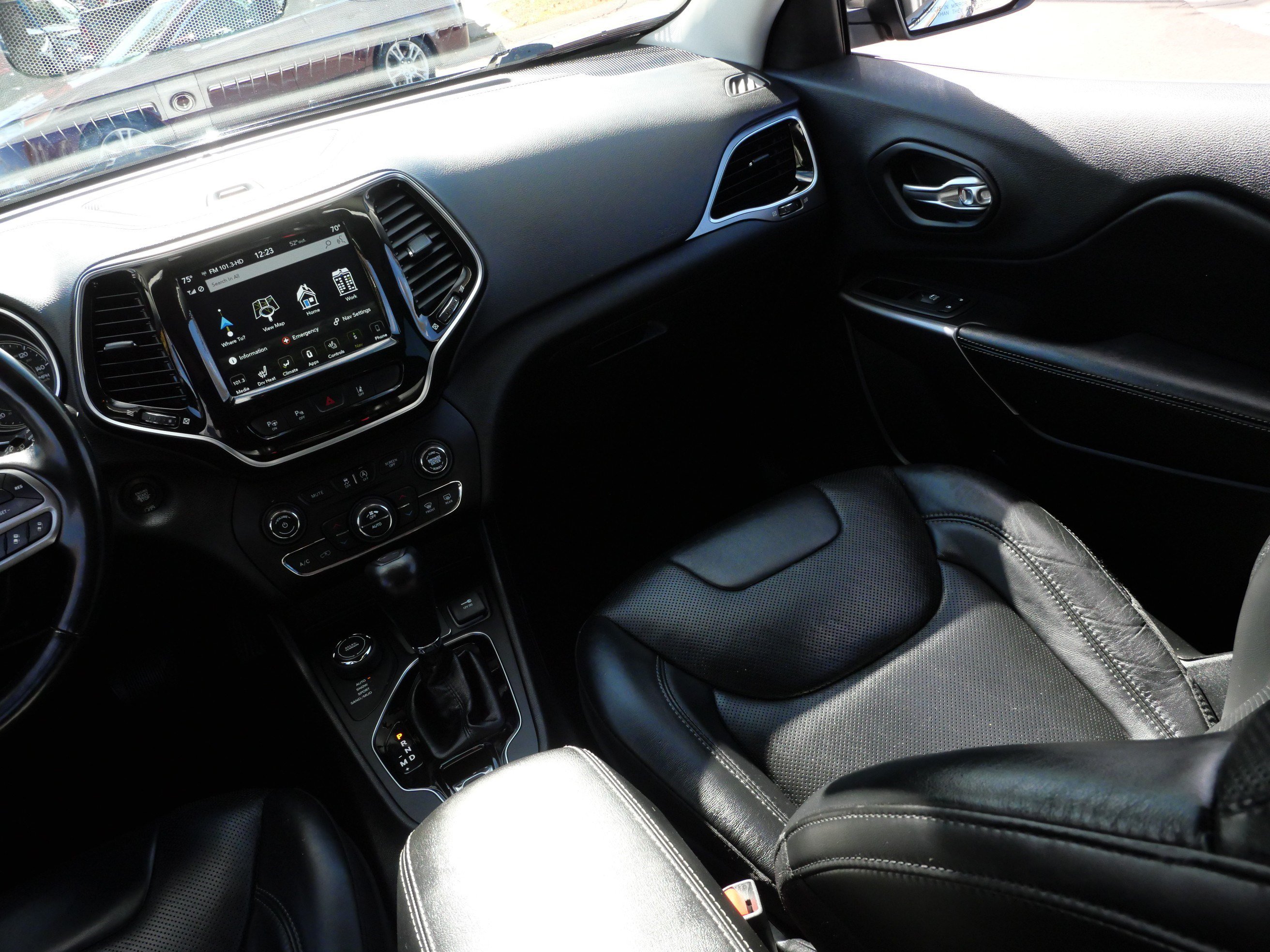 Used 2019 Jeep Cherokee Limited w/ Luxury Group AWD/4WD image 11