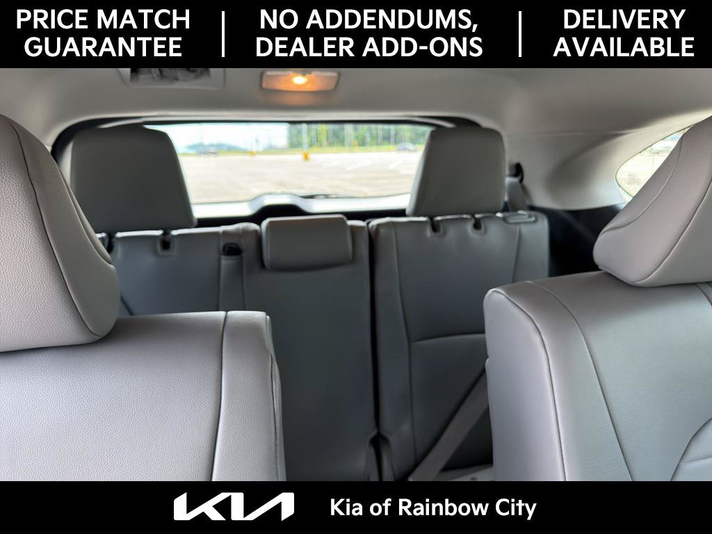 Used 2024 Toyota Highlander XLE FWD image 16