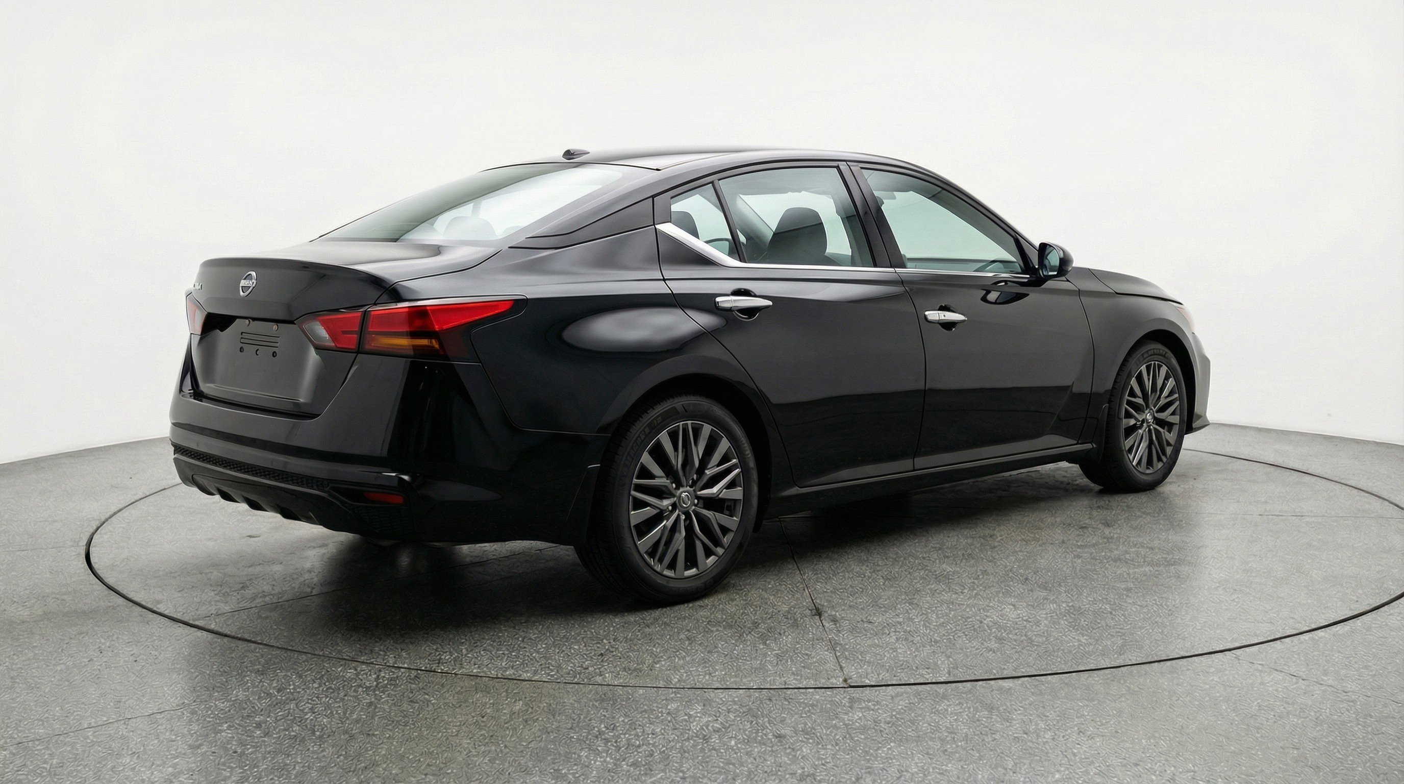 Used 2025 Nissan Altima 2.5 SV image 9