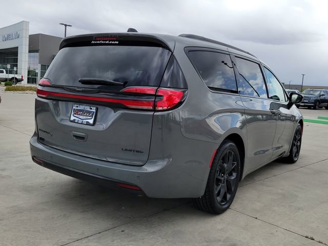 Used 2025 Chrysler Pacifica Limited FWD image 3