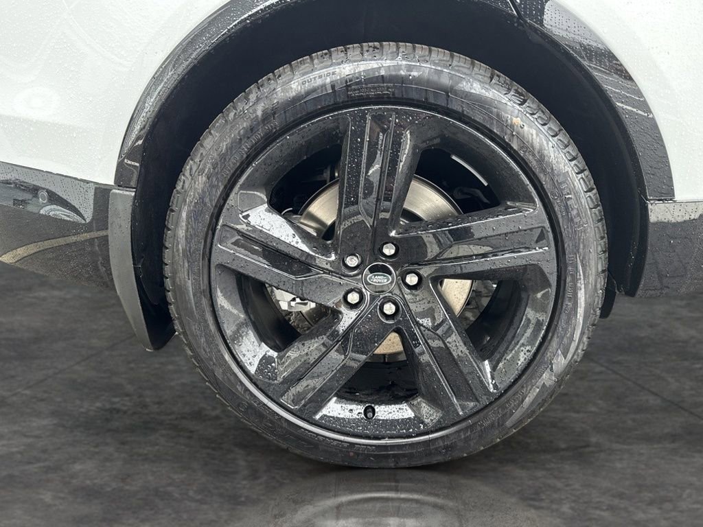 New 2024 Land Rover Discovery Dynamic SE image 25