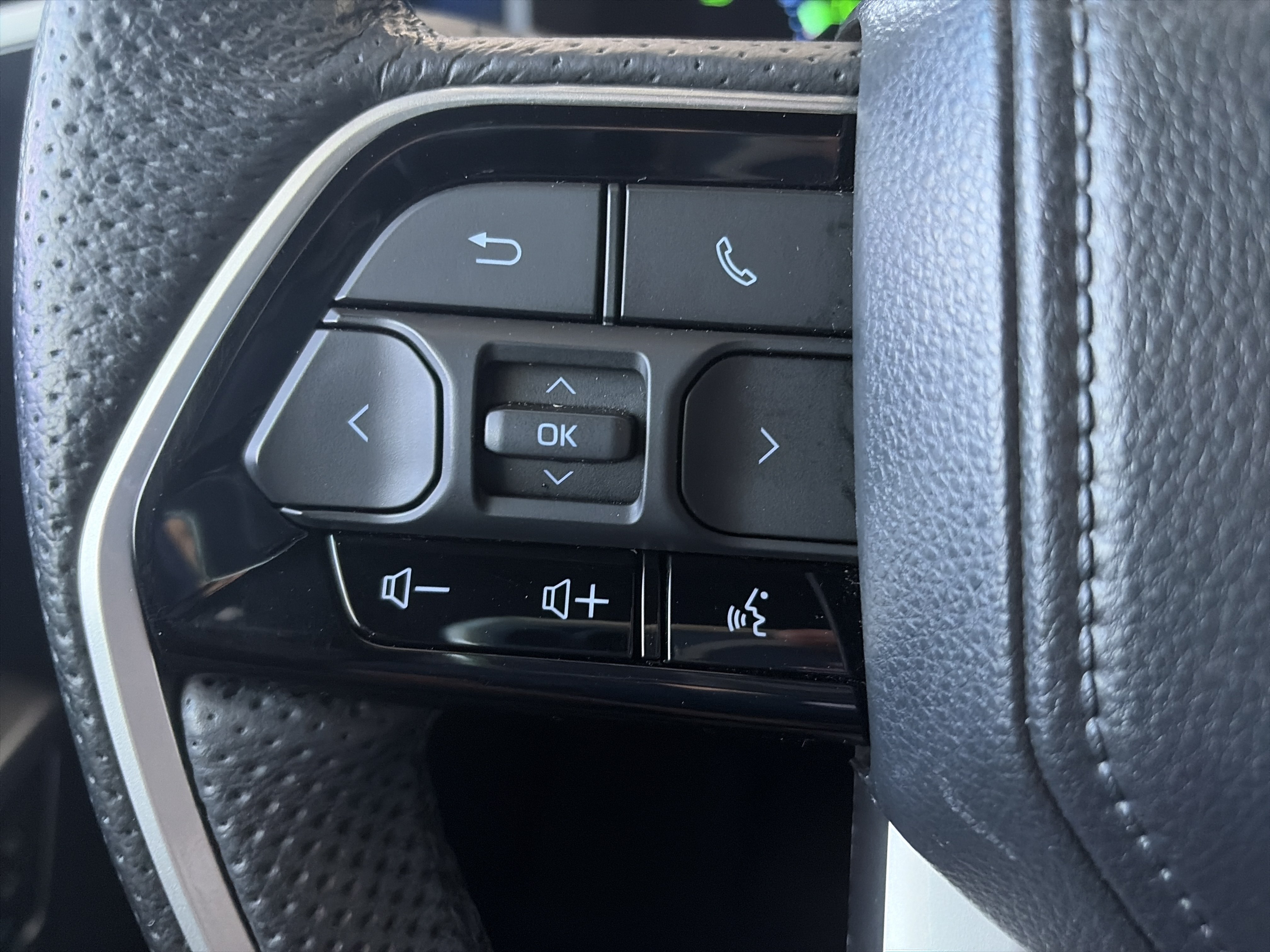 Used 2024 Toyota Sequoia Platinum AWD/4WD image 25