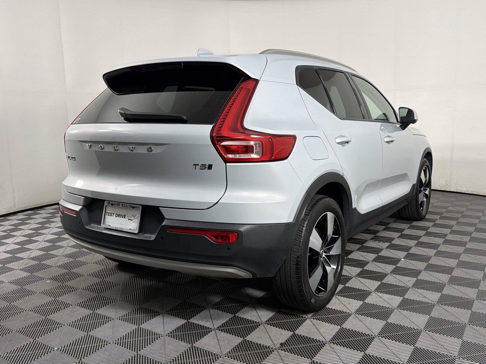Used 2020 Volvo XC40 T5 Momentum AWD/4WD image 6