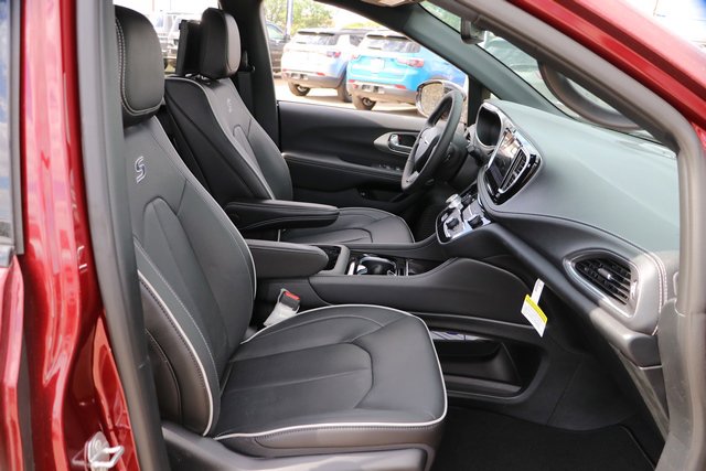 New 2023 Chrysler Pacifica Limited w/ Uconnect Theater Family Group image 43