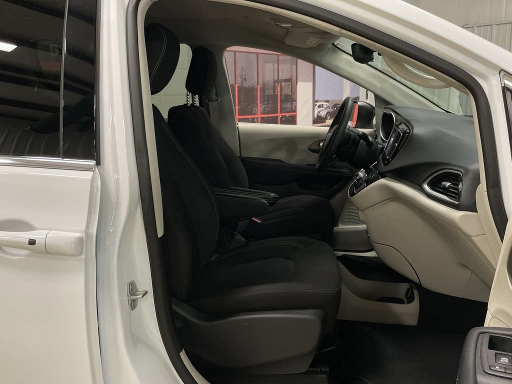 Used 2024 Chrysler Voyager LX FWD image 28