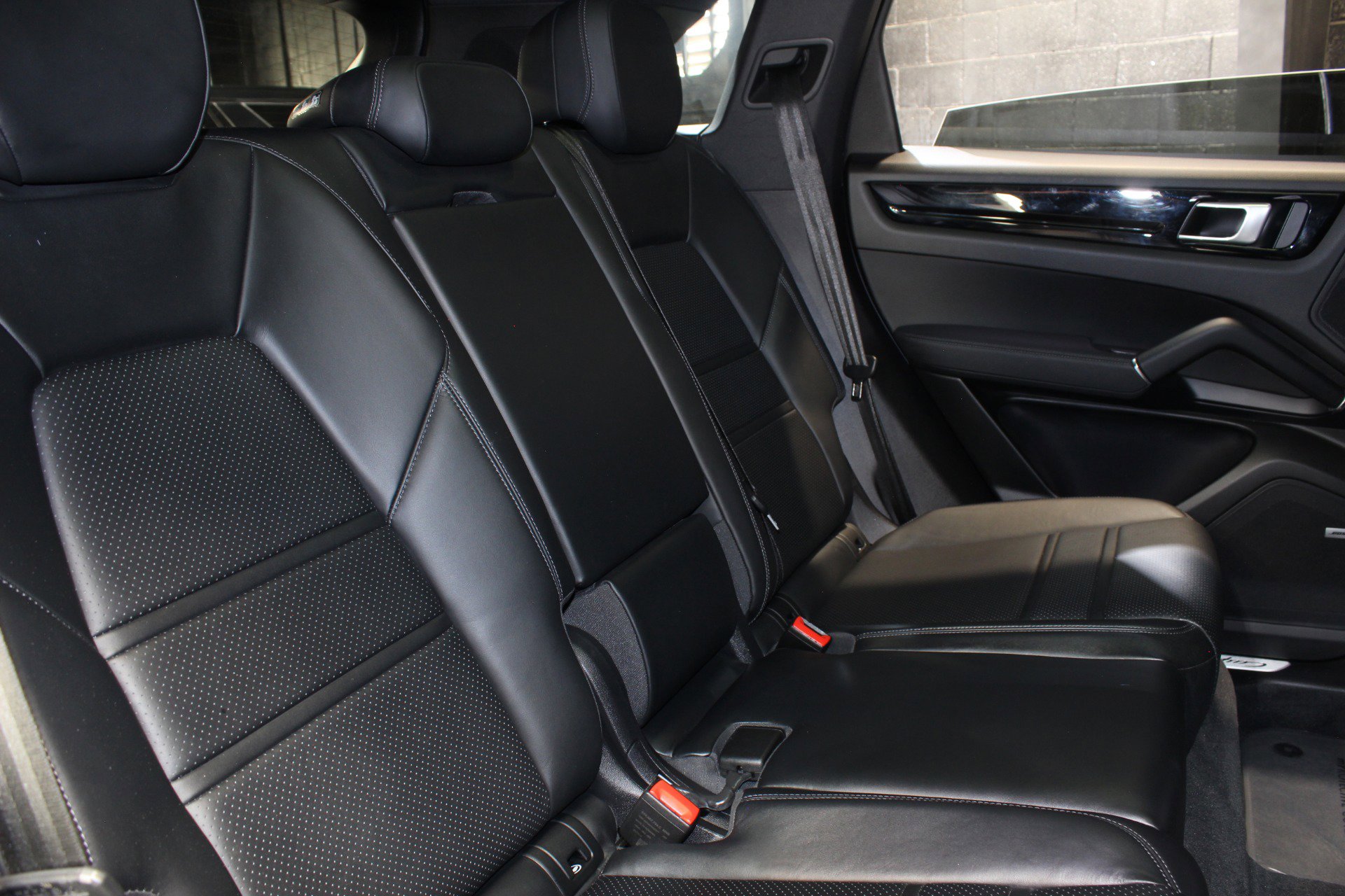 Used 2022 Porsche Cayenne E-Hybrid w/ Premium Package image 38