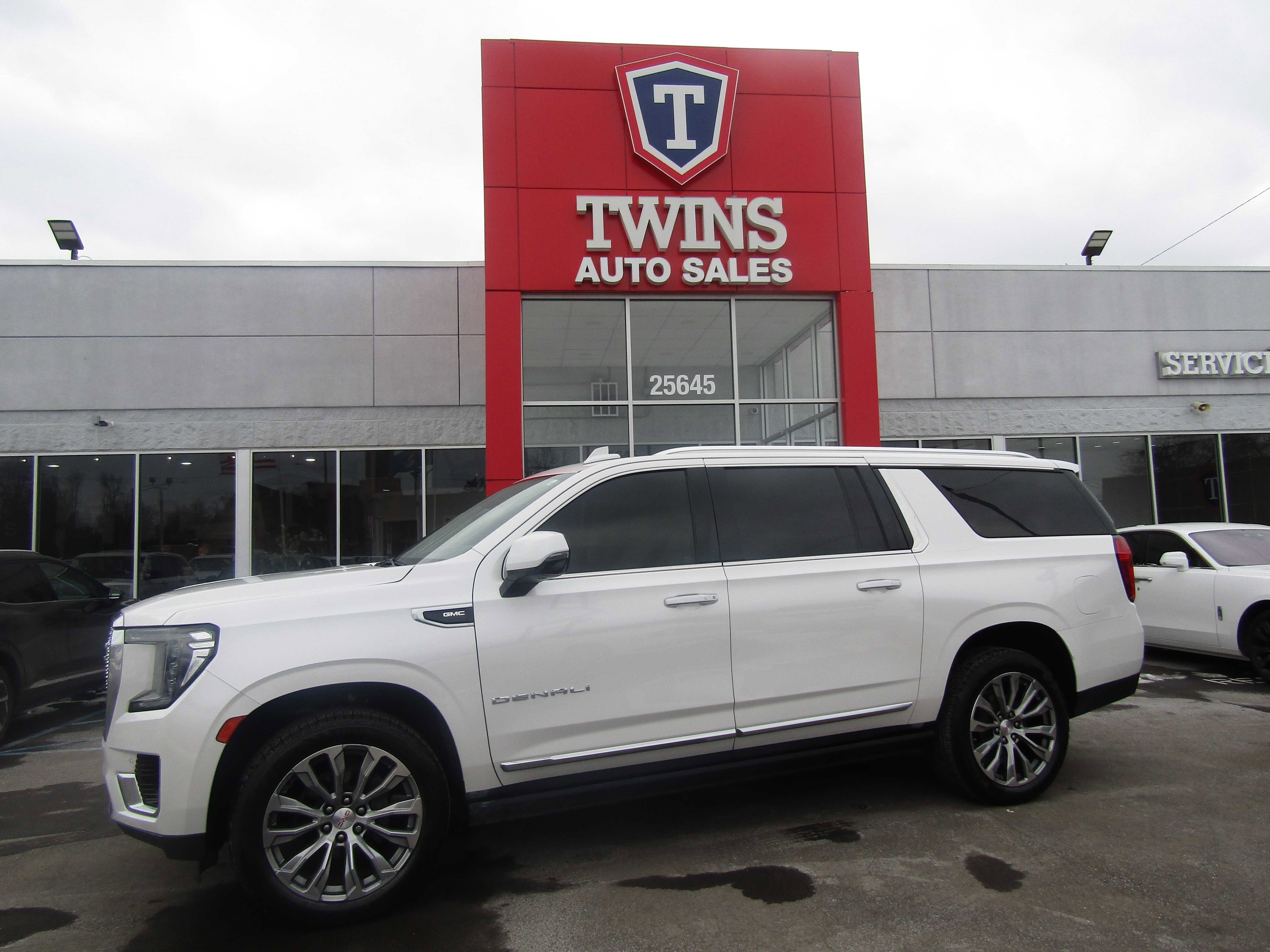 Used 2021 GMC Yukon XL Denali w/ Denali Premium Package image 1