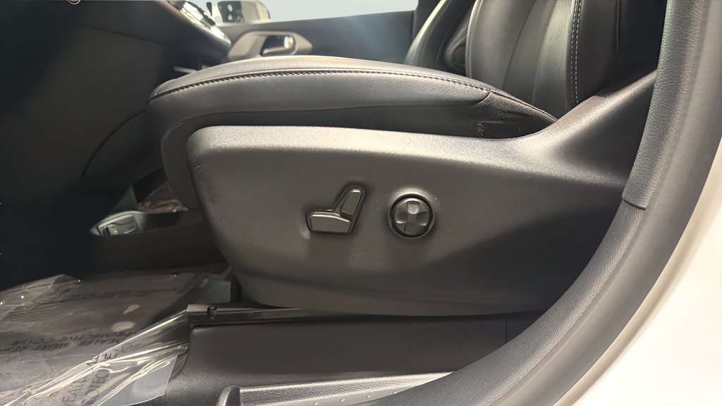 Used 2024 Chrysler Pacifica Limited FWD image 15