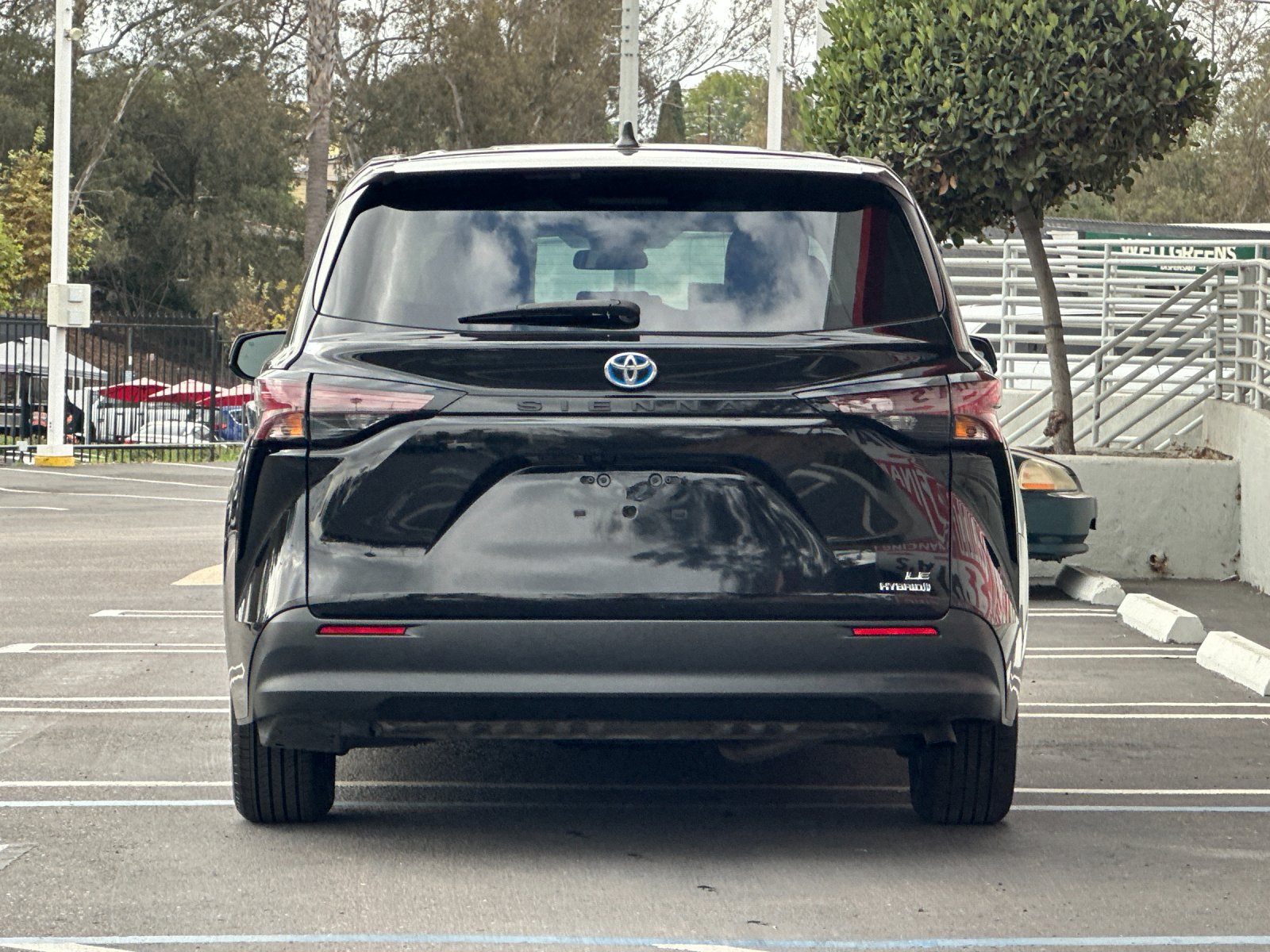 Used 2024 Toyota Sienna LE FWD image 4
