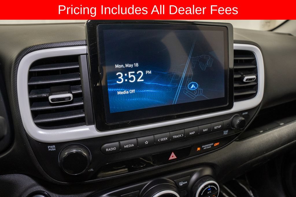 Used 2024 Hyundai Venue Limited FWD image 12