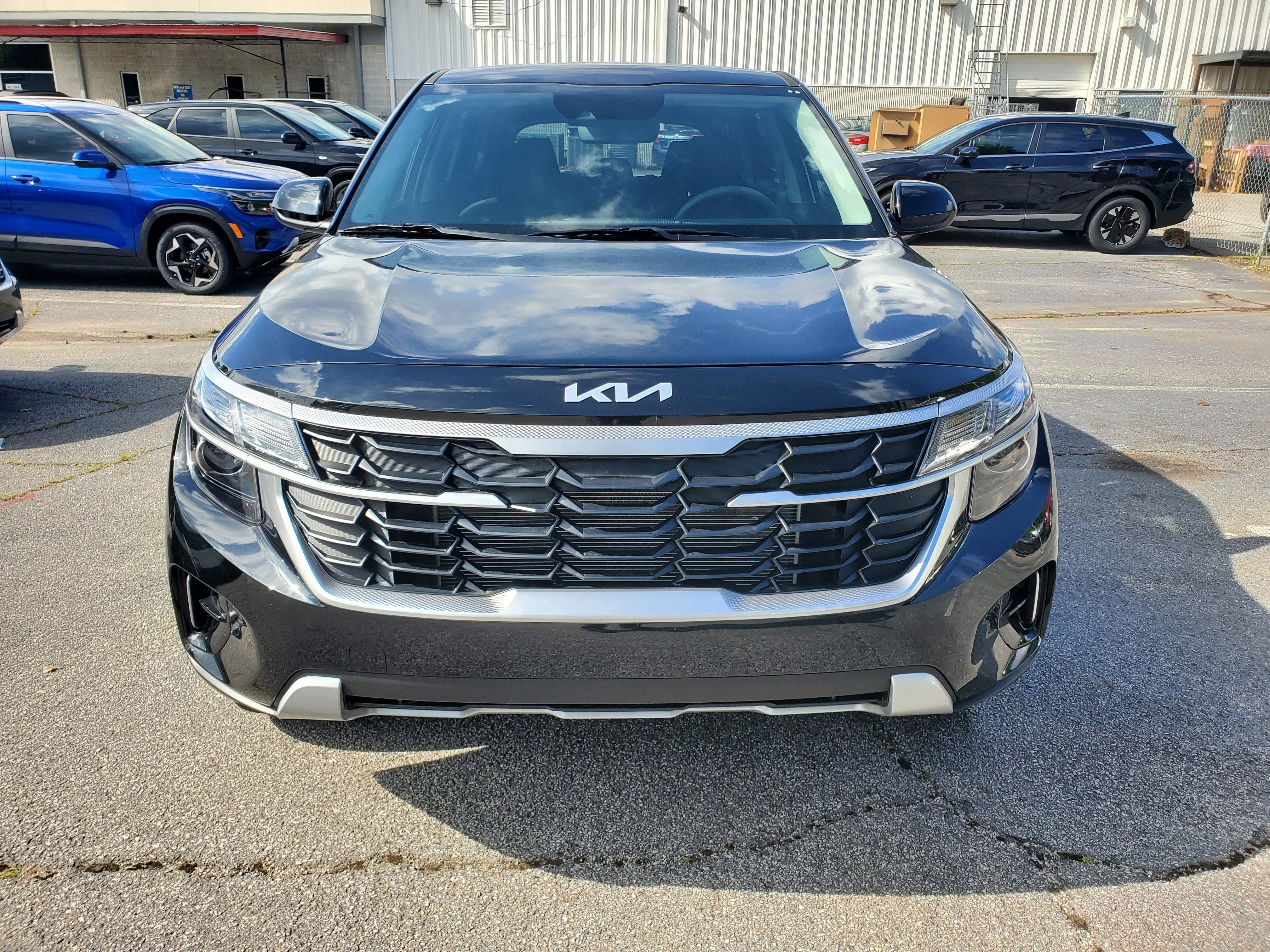 New 2026 Kia Seltos LX FWD image 2