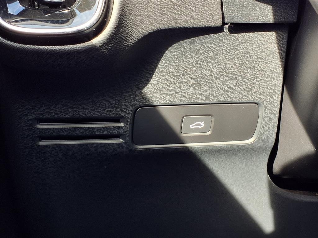 Used 2024 Volvo XC40 B5 Core image 13