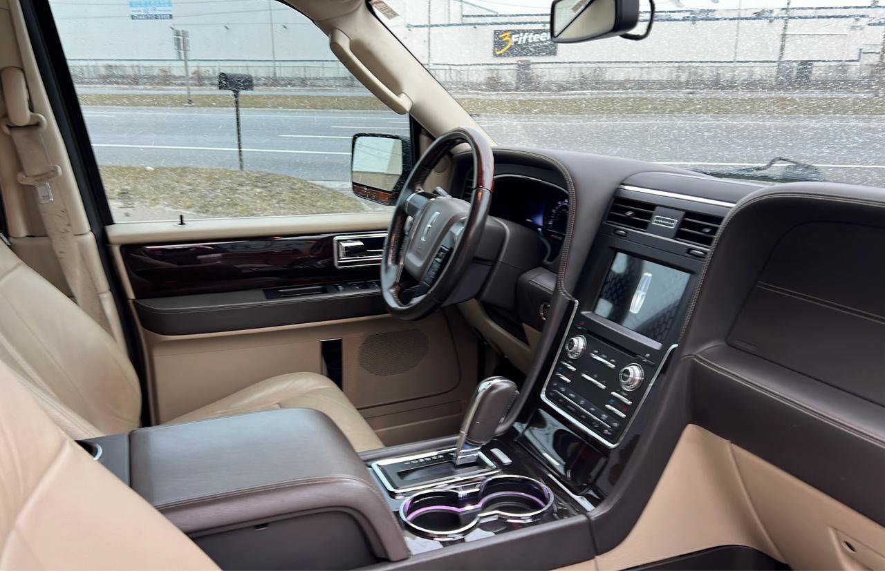 Used 2016 Lincoln Navigator Reserve AWD/4WD image 14