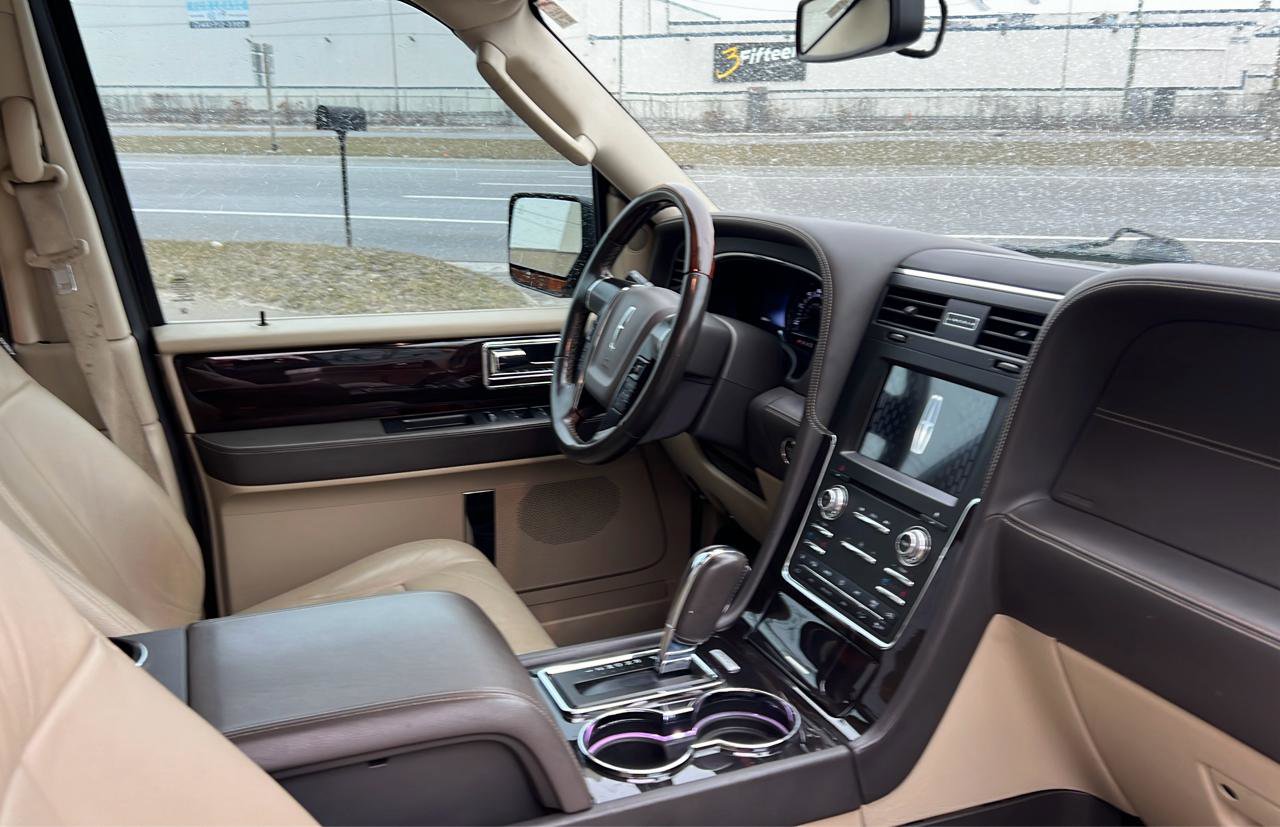 Used 2016 Lincoln Navigator Reserve image 14