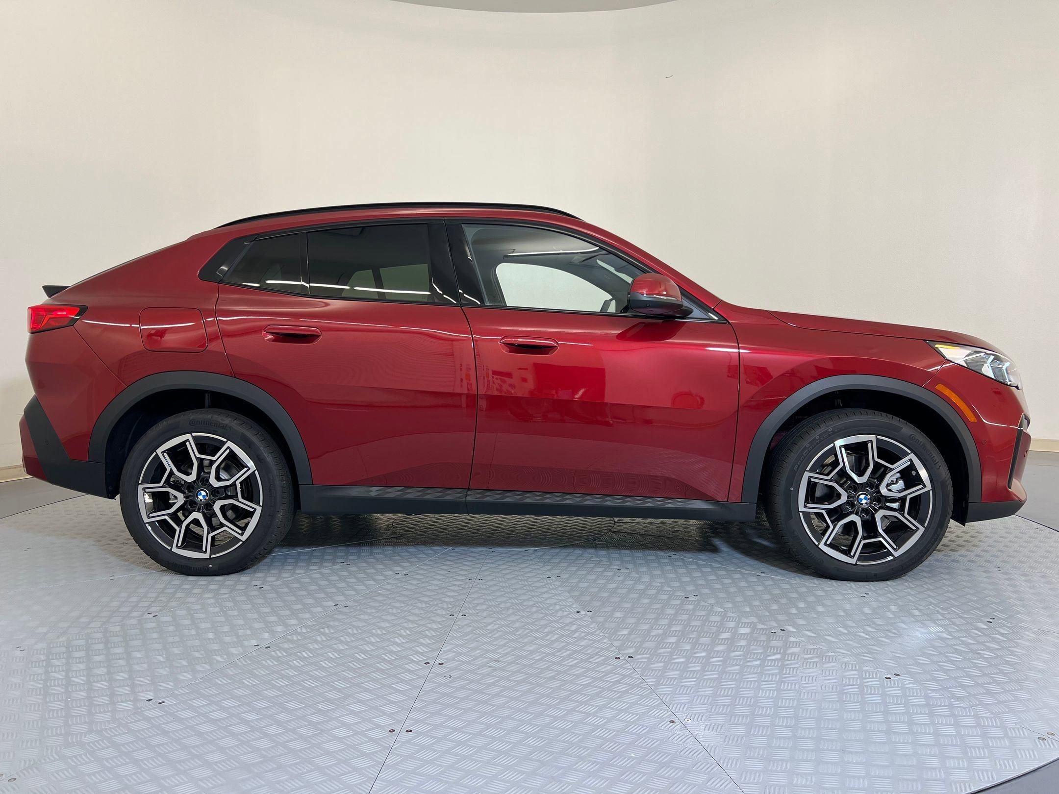 Used 2025 BMW X2 xDrive28i w/ Premium Package AWD/4WD image 8