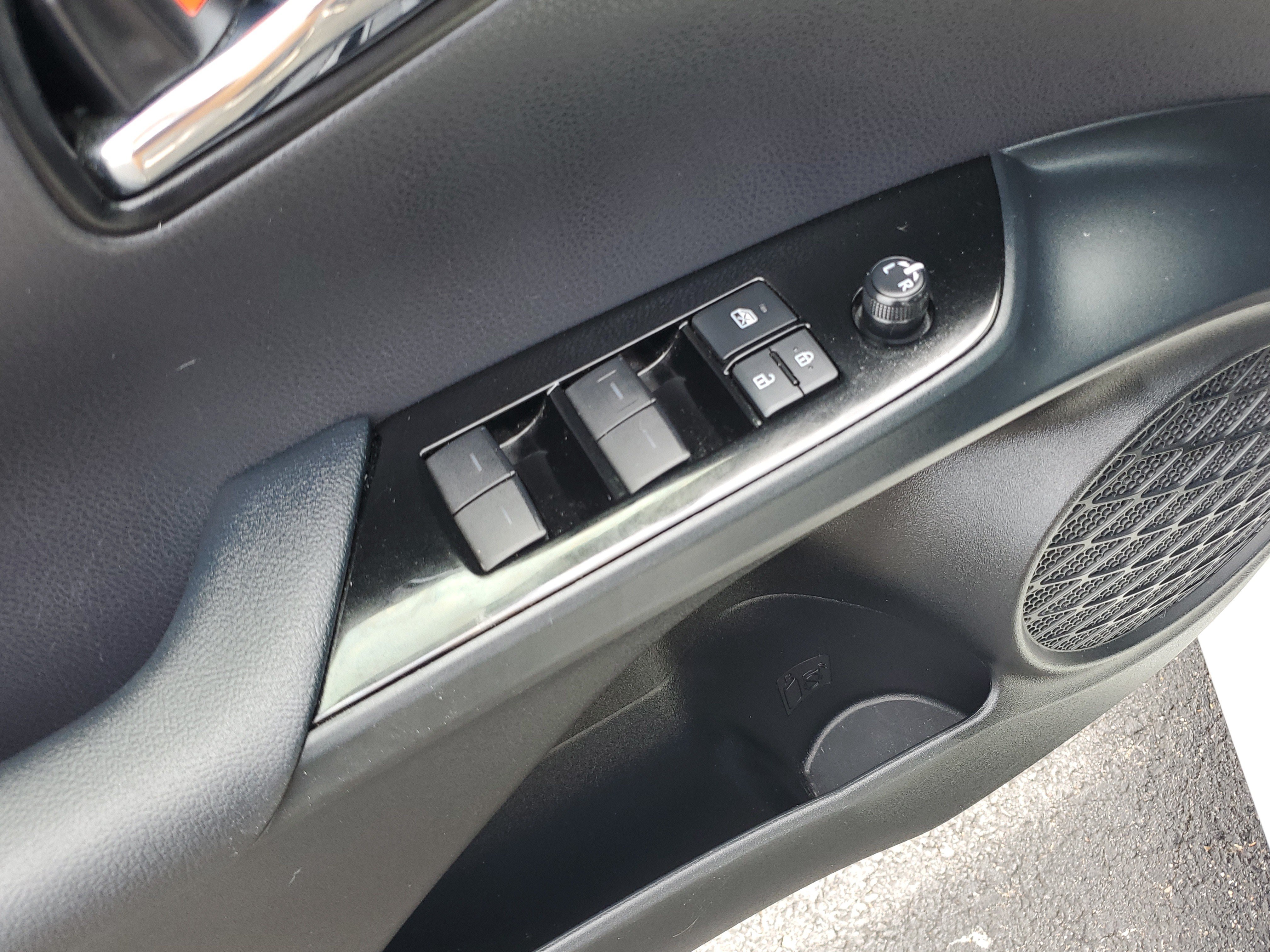 Used 2019 Toyota Prius XLE AWD/4WD image 19