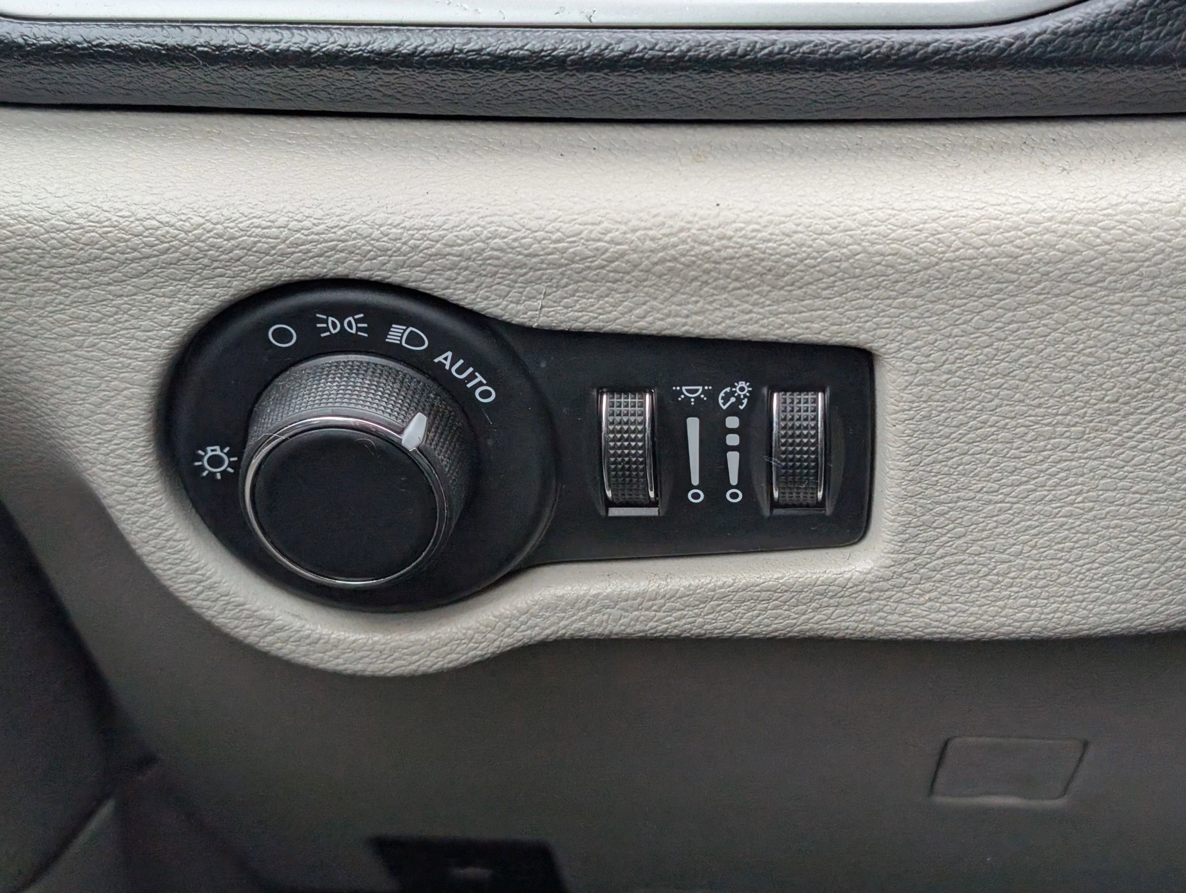 Used 2020 Chrysler Voyager Lxi image 20