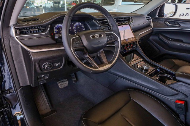 Used 2023 Jeep Grand Cherokee Limited image 11