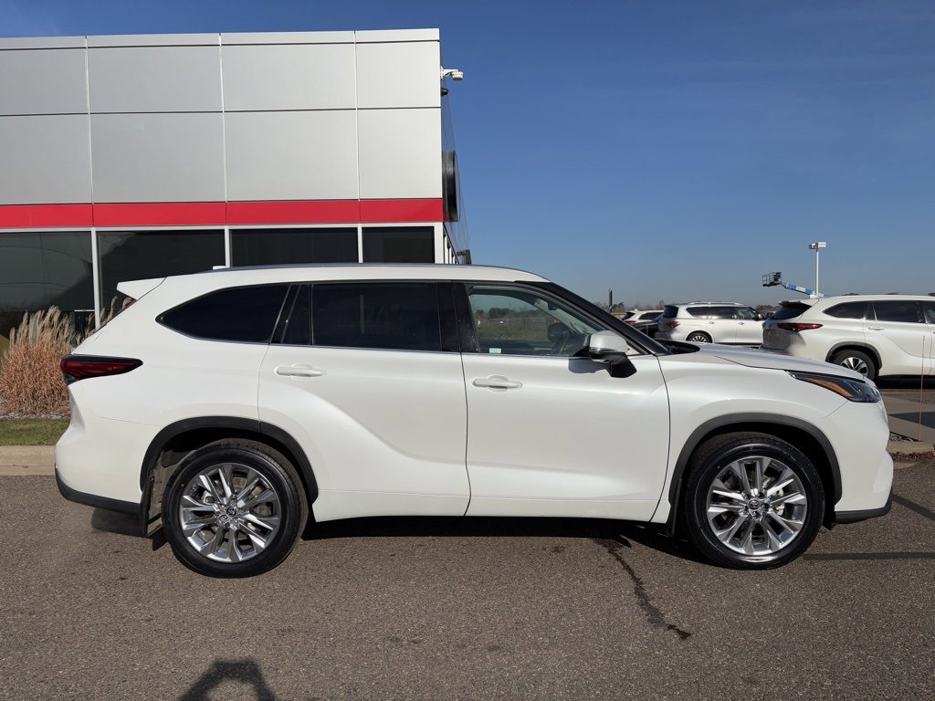 Used 2023 Toyota Highlander Limited image 2
