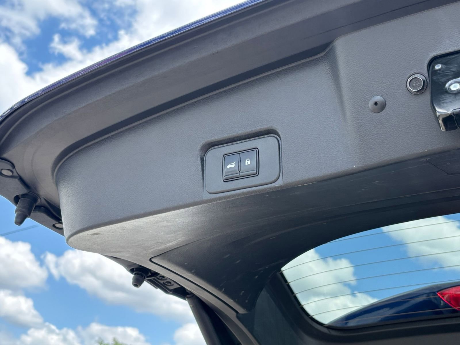 Used 2025 Nissan Rogue SV FWD image 23