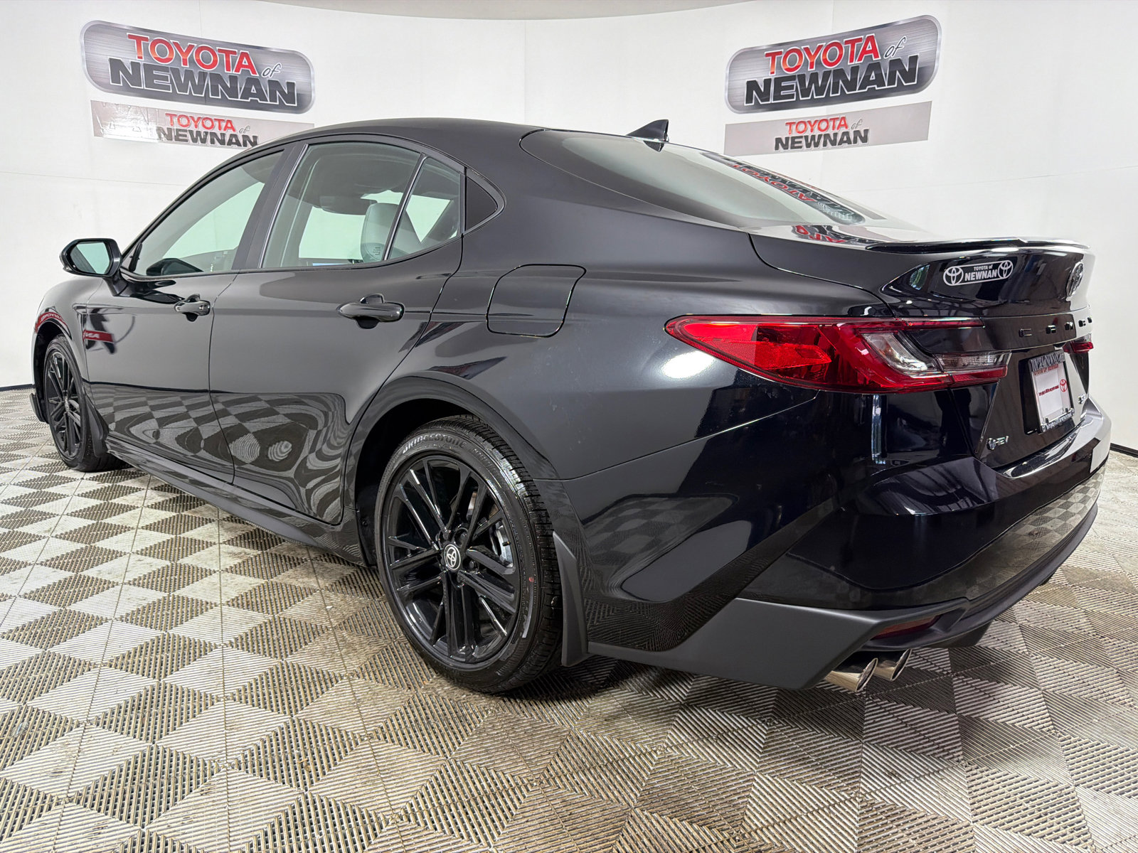 Used 2025 Toyota Camry SE FWD image 5