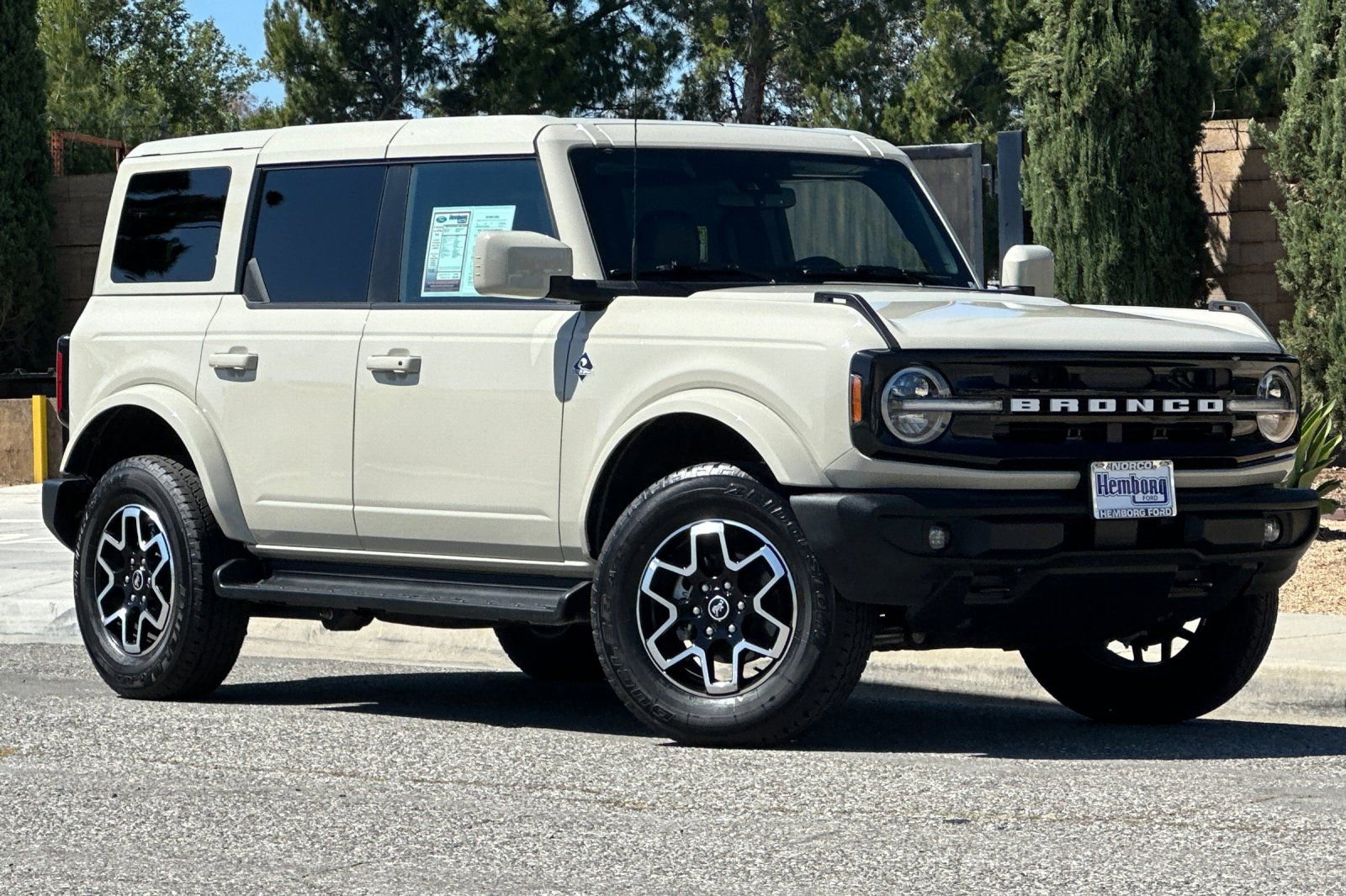 Used 2025 Ford Bronco Outer Banks AWD/4WD image 2