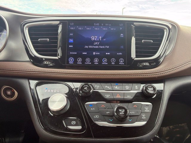 Used 2017 Chrysler Pacifica Limited FWD image 35