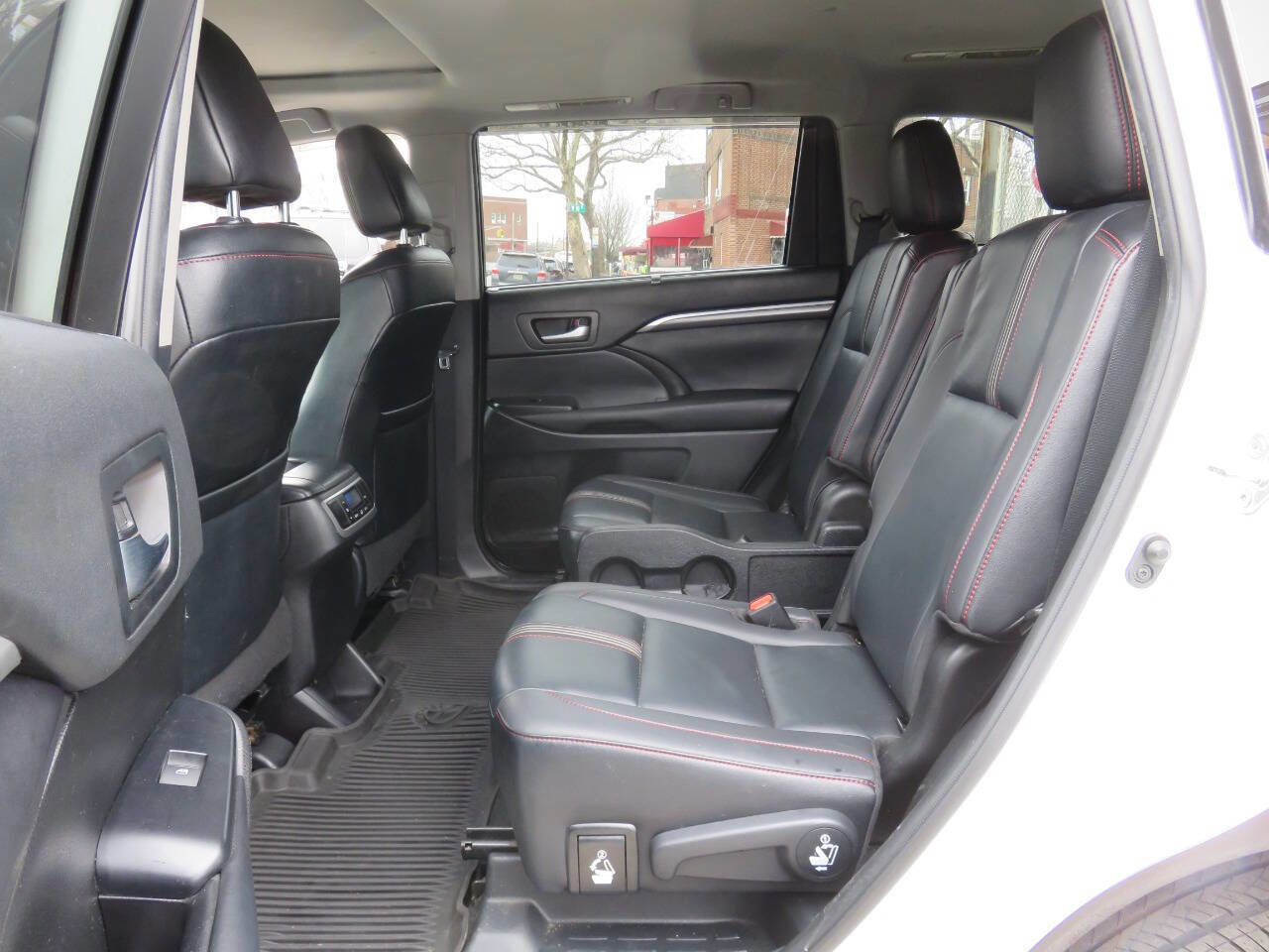 Used 2019 Toyota Highlander SE image 20