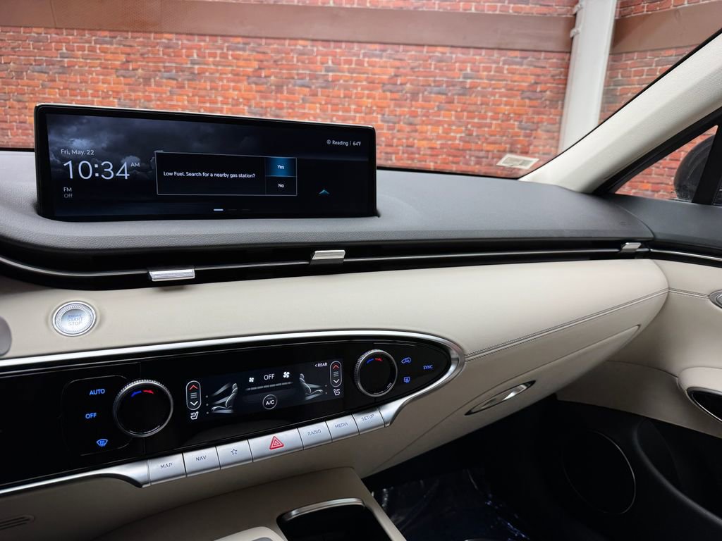 Used 2025 Genesis GV70 2.5T AWD/4WD image 17