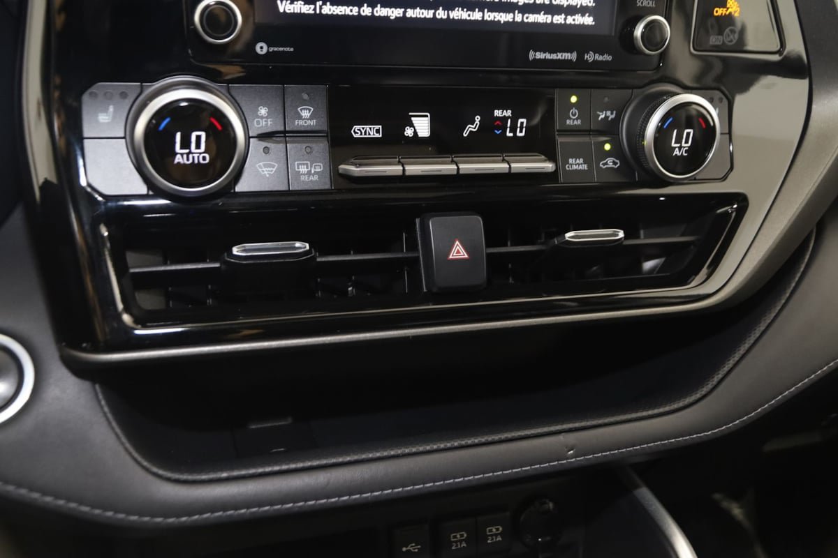 Used 2021 Toyota Highlander XLE AWD/4WD image 28