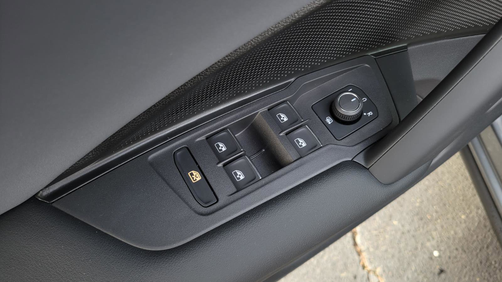 Used 2025 Volkswagen Tiguan SE image 17