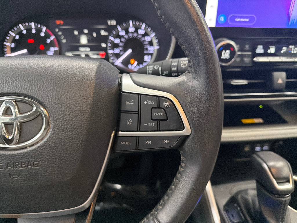 Used 2024 Toyota Highlander XLE FWD image 27