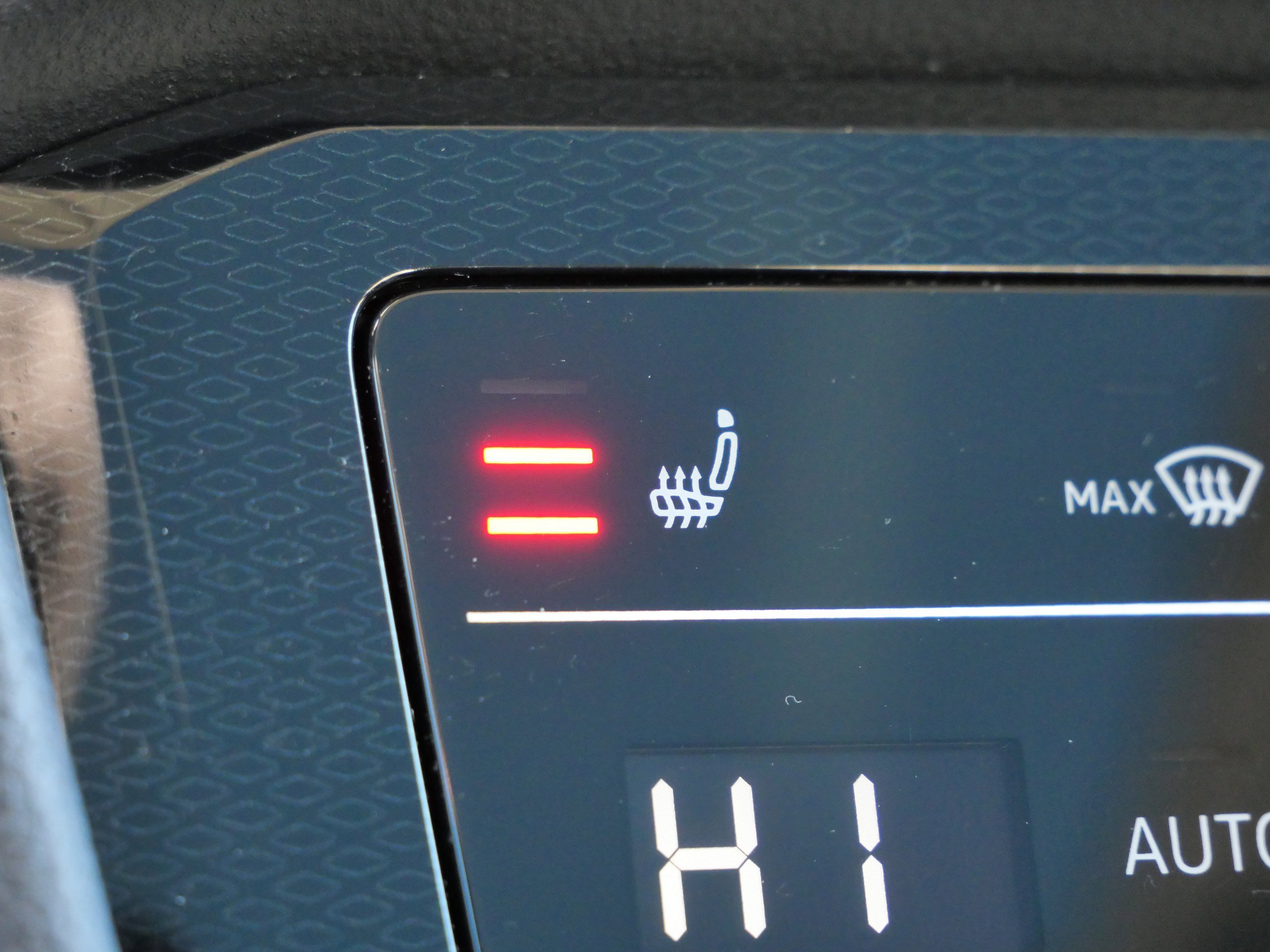 Certified 2025 Volkswagen Taos SE image 31