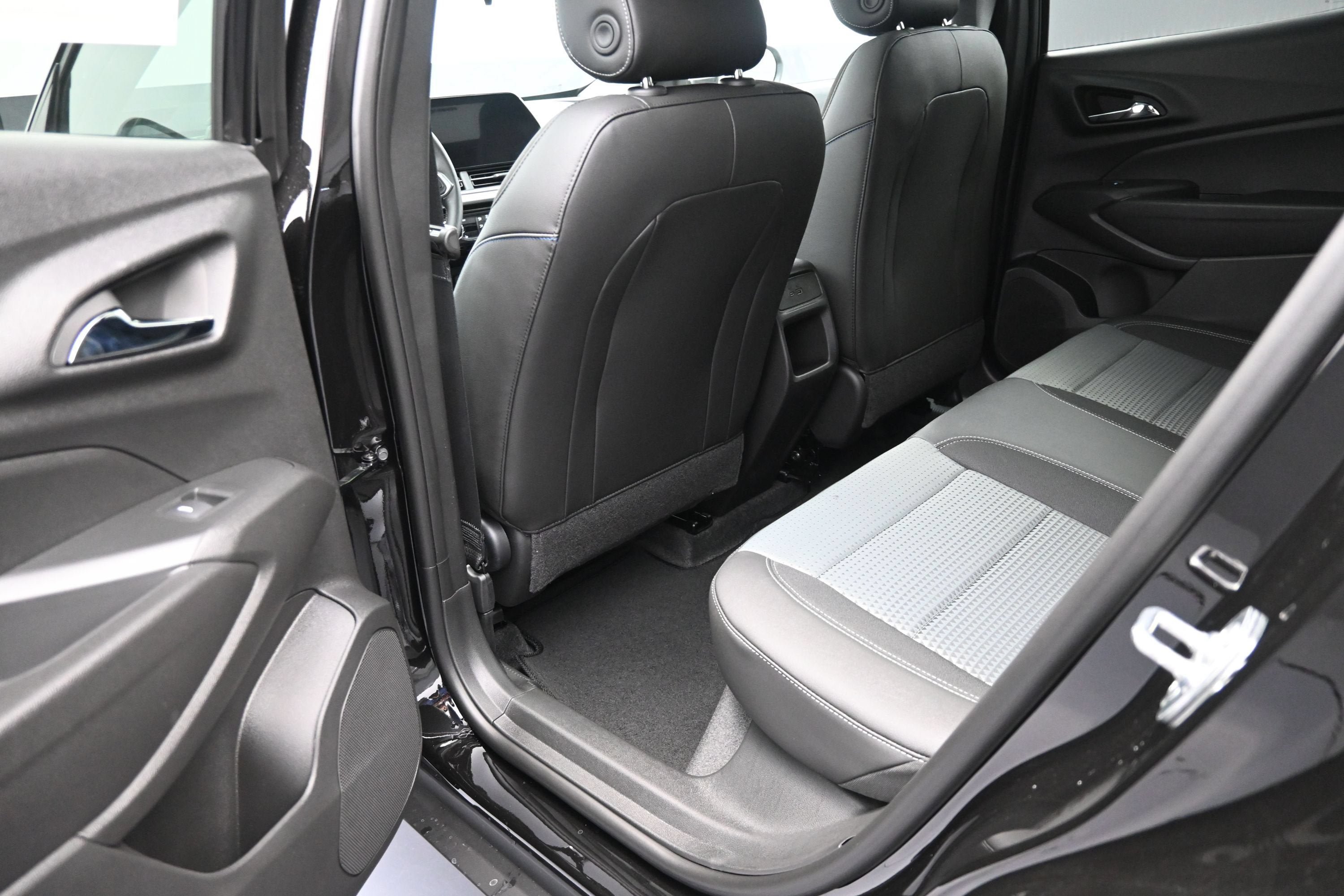 New 2026 Chevrolet Trax LT w/ Sunroof Package FWD image 28