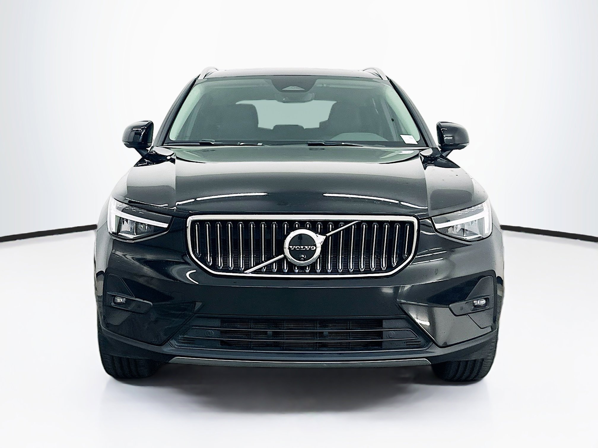 Used 2025 Volvo XC40 B5 Plus AWD/4WD image 2