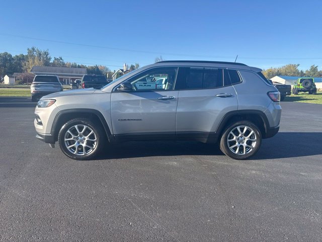 Used 2022 Jeep Compass Latitude w/ Sun and Sound Group AWD/4WD image 3