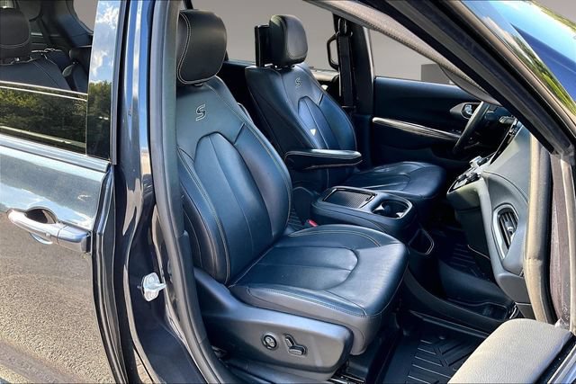 Used 2021 Chrysler Pacifica Touring-L w/ Uconnect Theater Family Group FWD image 27