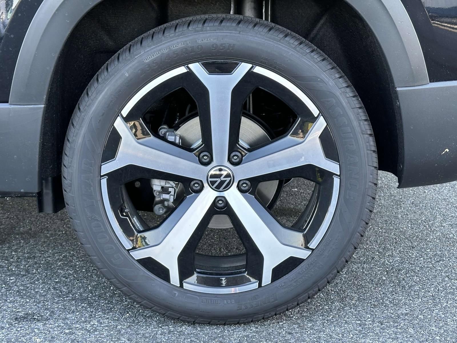 New 2025 Volkswagen Taos SEL image 8