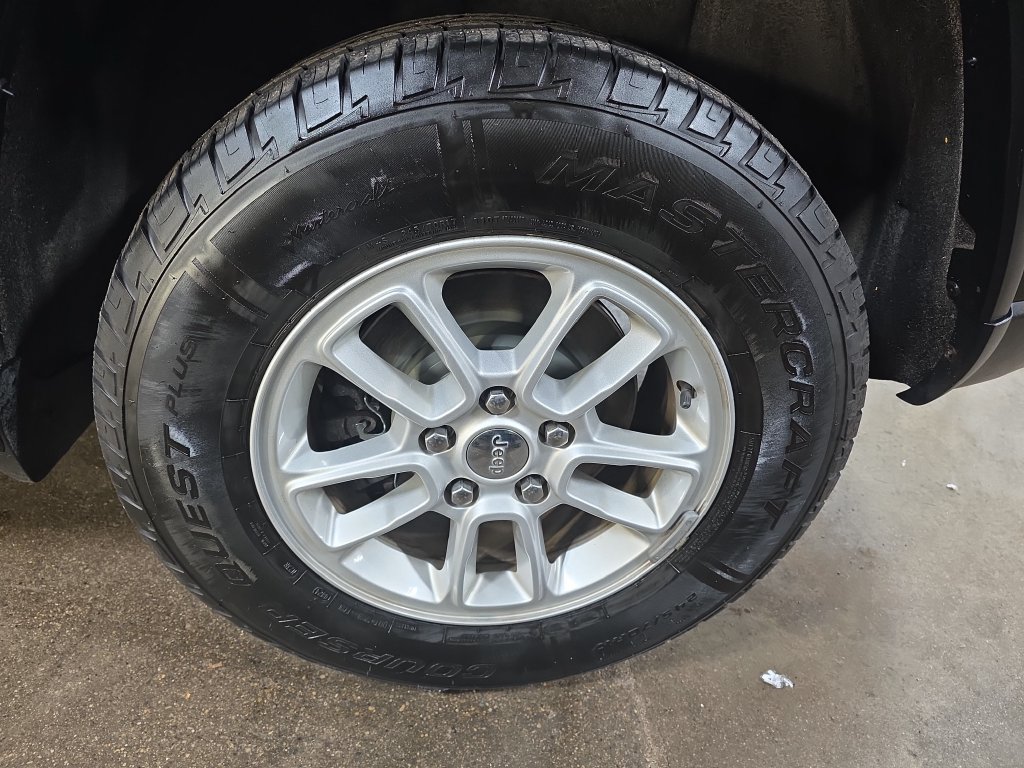 Used 2020 Jeep Grand Cherokee Laredo AWD/4WD image 31
