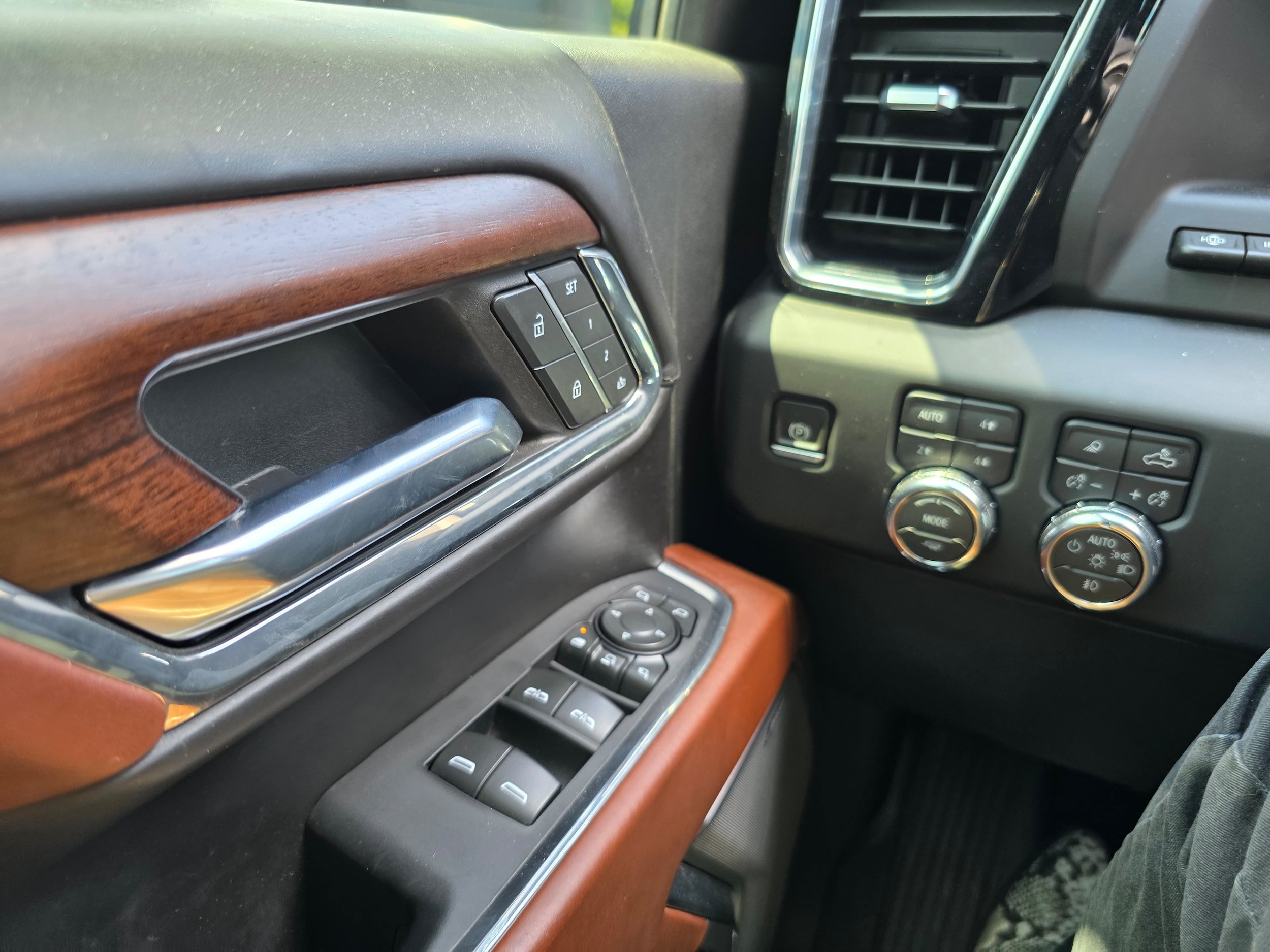Used 2024 GMC Sierra 2500 Denali Ultimate AWD/4WD image 19