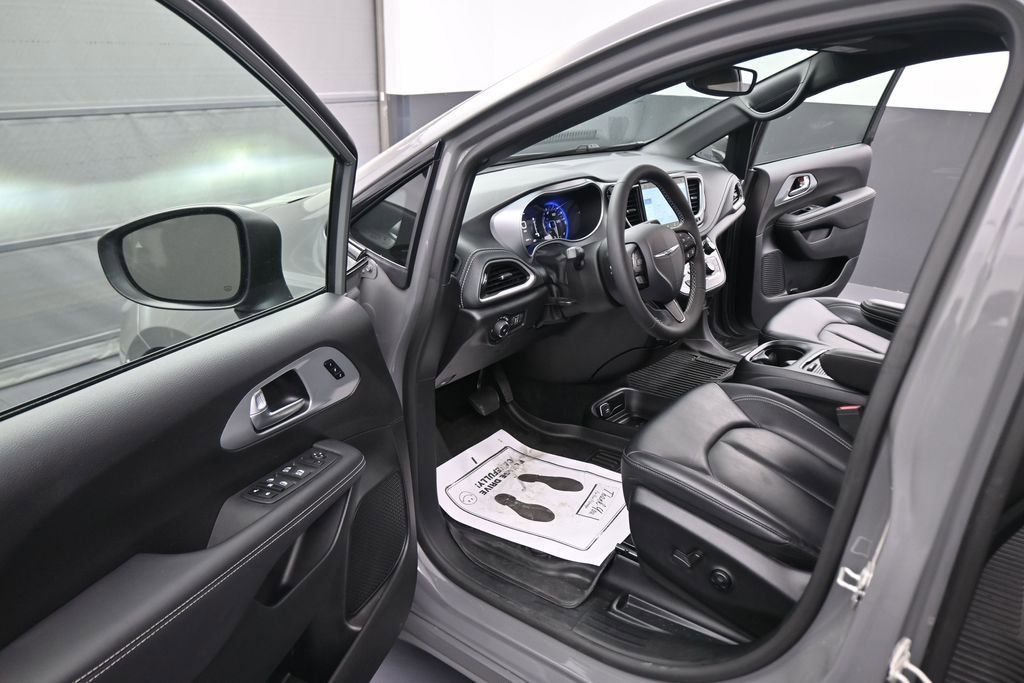 Used 2023 Chrysler Pacifica Touring-L w/ S Appearance Package FWD image 41