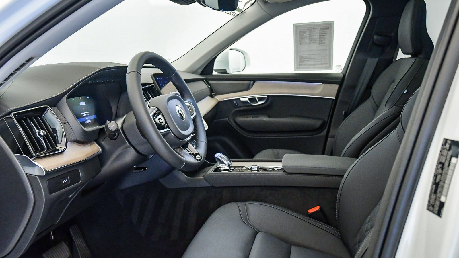 Certified 2025 Volvo XC90 B6 Plus w/ Protection Package Premier image 19