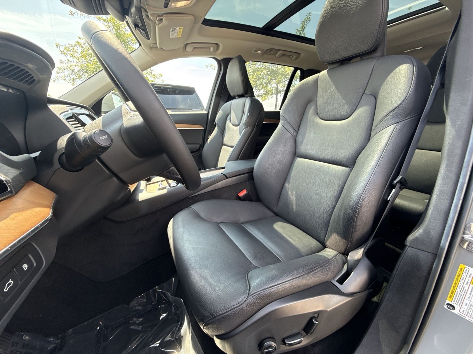 Certified 2025 Volvo XC90 T8 Plus w/ Protection Package Premier AWD/4WD image 13