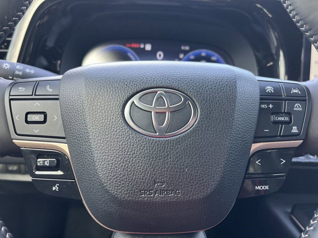 Used 2025 Toyota Crown Signia Limited image 11