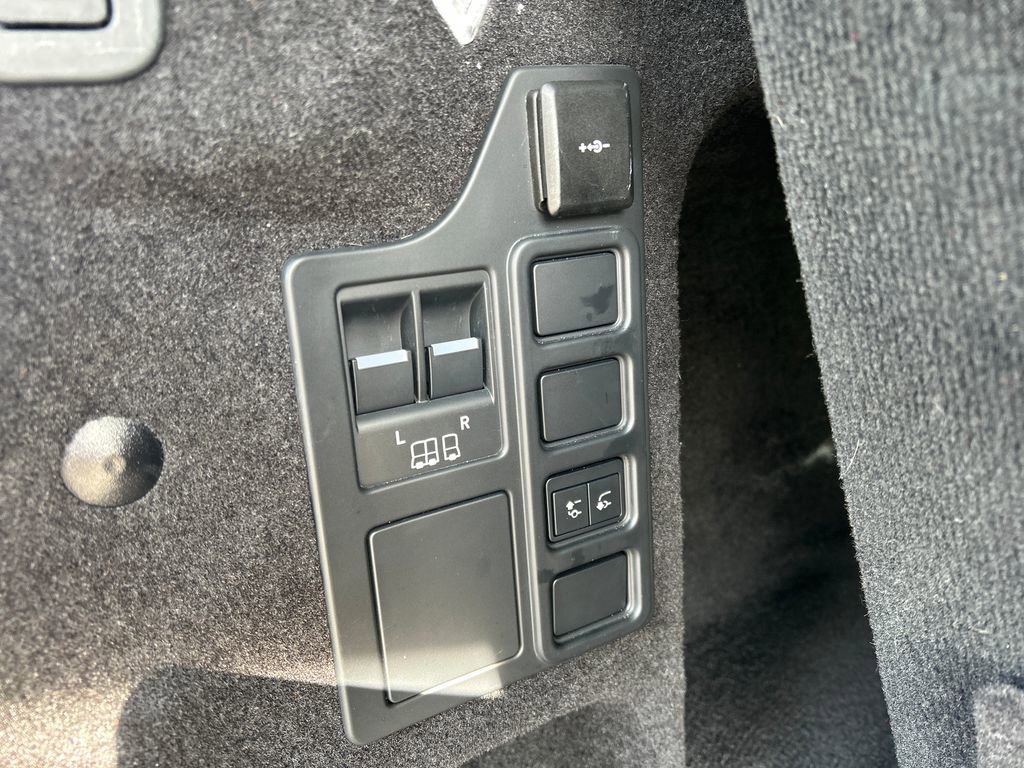 Used 2025 Land Rover Discovery S image 52