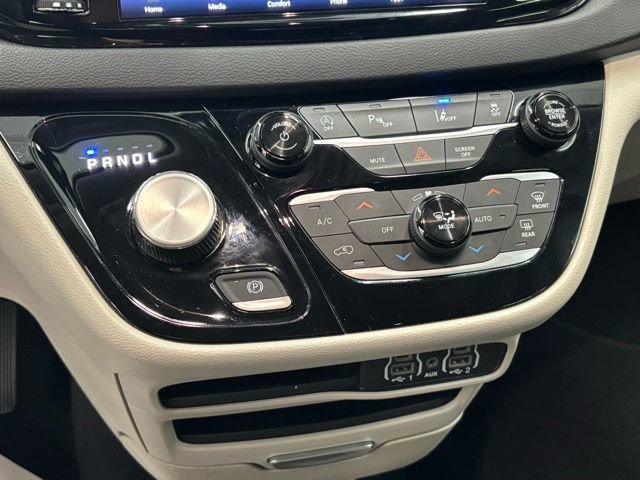 Used 2024 Chrysler Pacifica Touring-L image 27