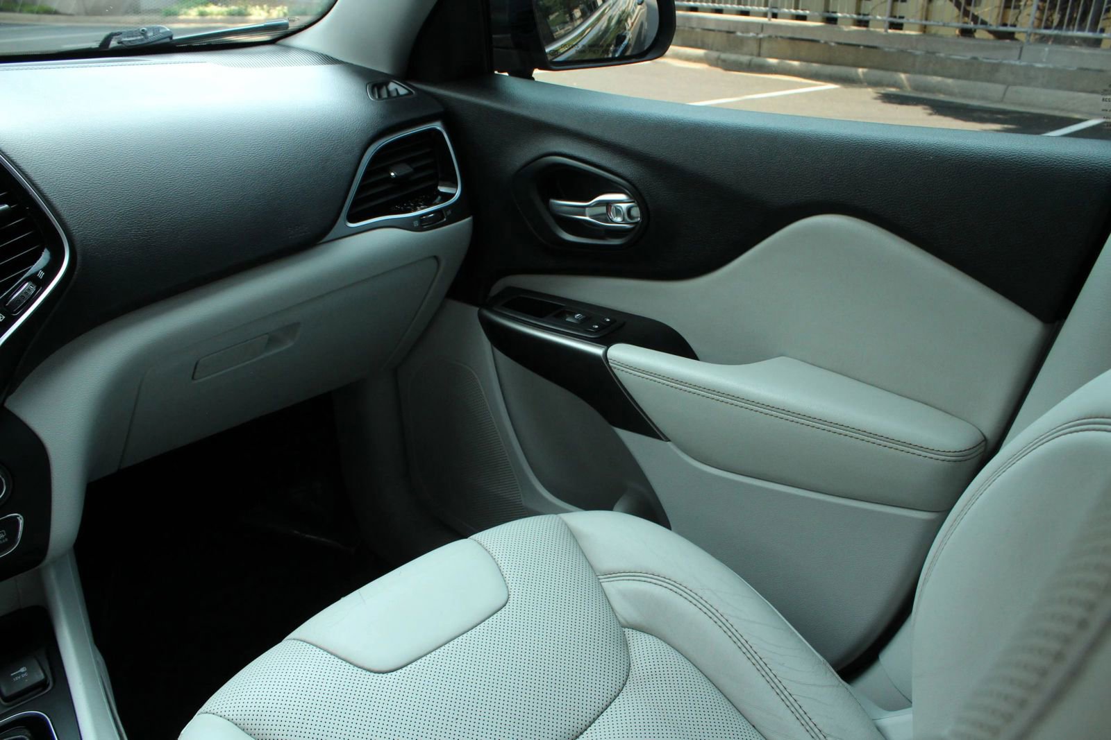 Used 2020 Jeep Cherokee Limited FWD image 26