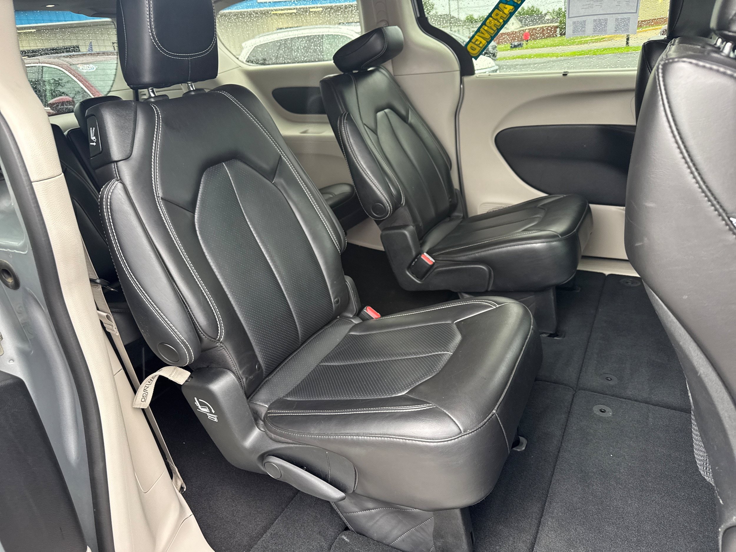 Used 2023 Chrysler Pacifica Touring-L FWD image 12