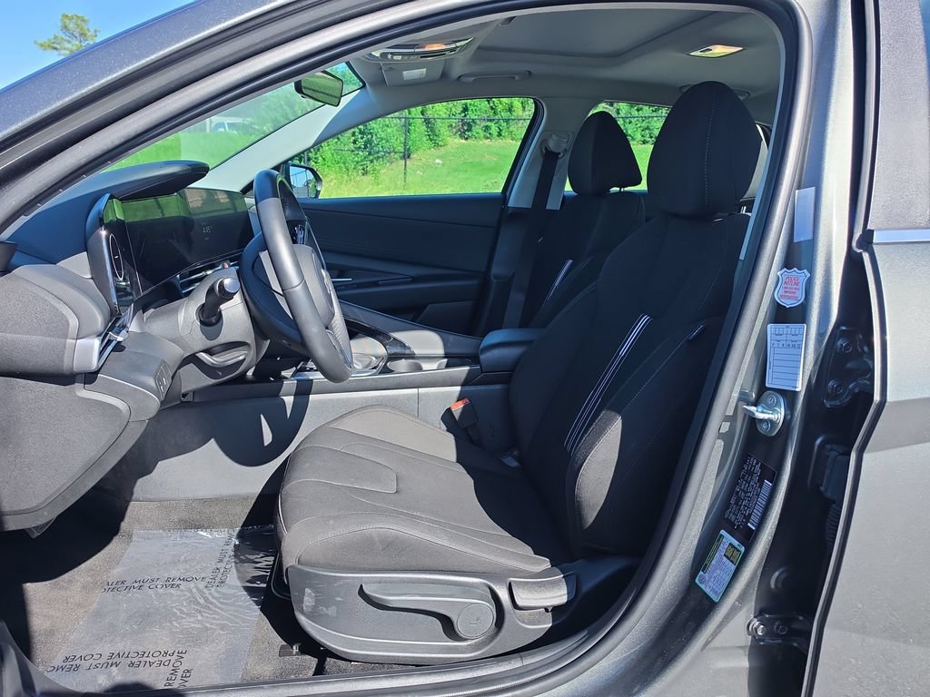 Used 2025 Hyundai Elantra SEL FWD image 11