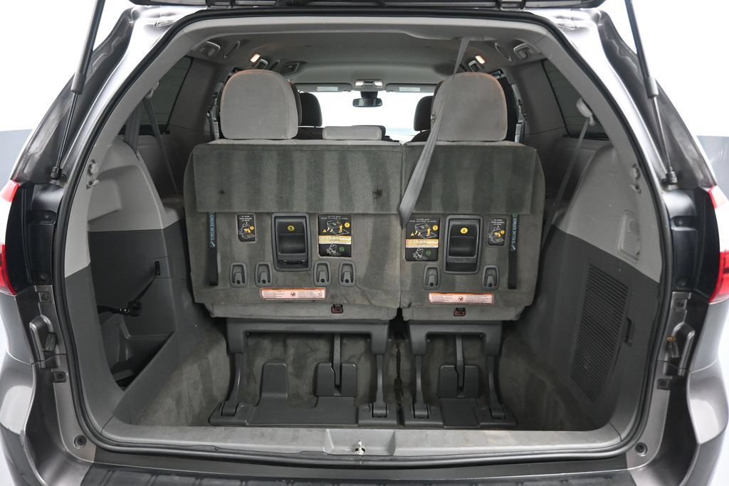 Used 2018 Toyota Sienna LE w/ Carpet Mat Package FWD image 51
